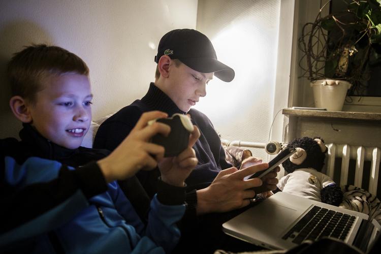 sengetid. 14-årige Lucas Johansen (th) og hans lillebror Daniel har lov til at spille på deres forskellige skærme om aftenen inden de falder i søvn. Det er det eneste tidspunkt, hvor de rigtigt har tid til den slags i løbet af hverdagene, hvor fritiden ellers går med sport og sammen med vennerne. 