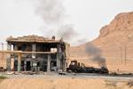 Krig. Røg stiger til vejr fra en tankstation i nærheden af Palmyra efter kampe mellem soldater fra den syriske hær og Islamisk Stat. 