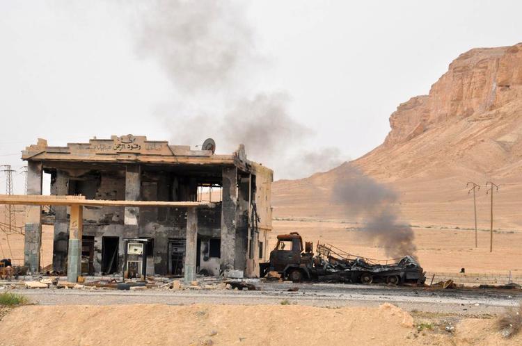 Krig. Røg stiger til vejr fra en tankstation i nærheden af Palmyra efter kampe mellem soldater fra den syriske hær og Islamisk Stat. 