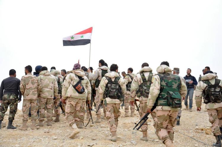 Sejr. Syriske soldater samles i Palmyra om det syriske flag. 