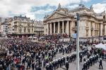 Ballade. Kampklædt politi med skjold og hjelme stillede sig op foran demonstranterne i det centrale Bruxelles. 