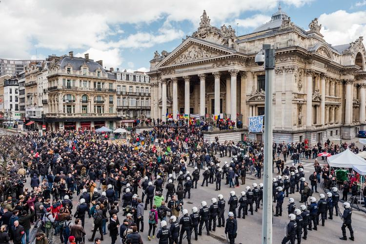 Ballade. Kampklædt politi med skjold og hjelme stillede sig op foran demonstranterne i det centrale Bruxelles. 