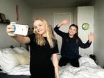 Socialt. Coco (tv) og Liva er begge 12 år og gode veninder. De er begge på Instagram, Snapchar og facebook - hvor de kommunikerer med - blandt andet hinanden. 