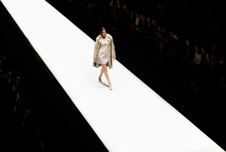 Investering. En model præsenterer en pels fra Kopenhagen Fur i Beijing. Kineserne aftager omkring 80 pct. af de danske pelse og er meget bevidste om, at en pels er en investering, der skal holde resten af livet. 
