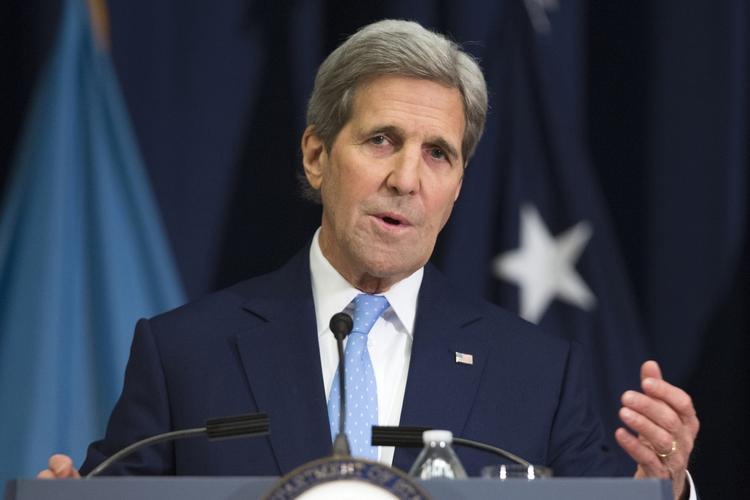 Pinligt. John Kerry fortæller, at hvor end han rejser hen som udenrigsminister, møder han mennesker der spørger, hvad der dog foregår i USA. 