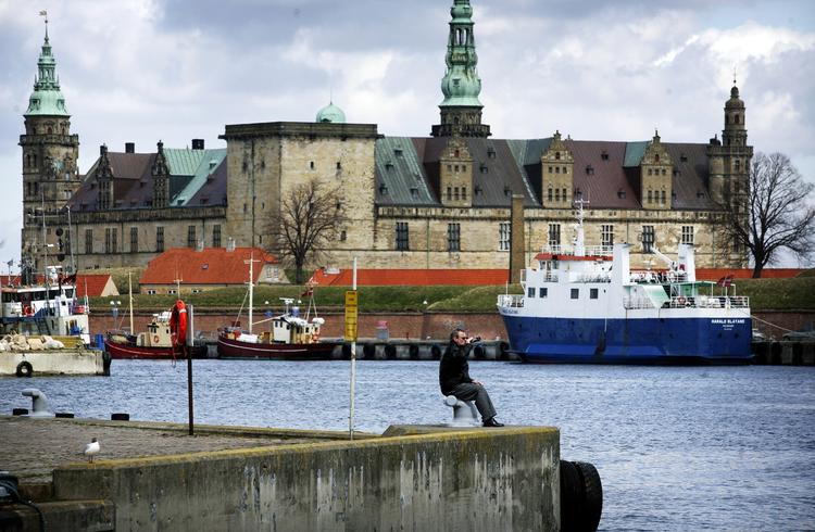 Nabobesøg. Fulde svenskere skabte problemer ved færgen i Helsingør. 