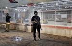 terror. En pakistansk betjent bevogter park i lahore efter et bpmbeangreb dræbte et stort antal uskyldige civile. 