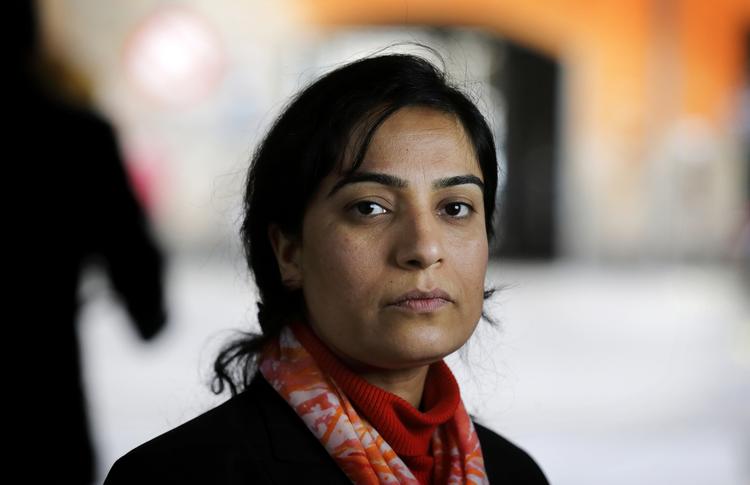 rettigheder. Den afganske kvindesagsforkæmper Malalai Joya lever under jorden i sit hjemland. Hun har været udsat for fem mordforsøg og flytter konstant fra sted til sted.. 