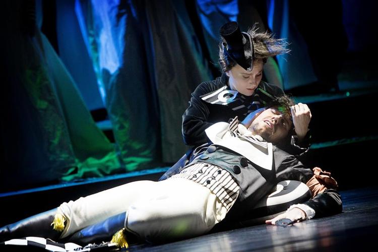 Skudt. Det ender galt for svenske Gustav III i Verids itealienske opera. Her ses tenoren Thiago Arancam som kongen i armene på sopranen Sofie Asplund som pagen Oscar på operaen i Malmø. 
