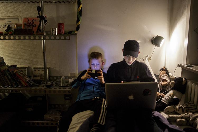 sengetid. 14-årige Lucas Johansen (th) og hans lillebror Daniel har lov til at spille på deres forskellige skærme om aftenen inden de falder i søvn. 