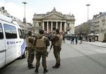 Terror. Belgisk politi bevogter mindested for terrorfrene på Bourse-pladsen i Bruxelles. 