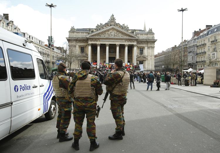 Terror. Belgisk politi bevogter mindested for terrorfrene på Bourse-pladsen i Bruxelles. 