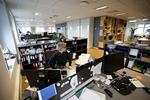 <cutline_leadin>Kontorlandskab.</cutline_leadin> Entreprenørfirmaet NCC er storleverandør af åbne kontorlandskaber, så de gjorde sig store anstrengelser, da deres eget hovedsæde blev indrettet for et år siden. Sekretær Susan Isager har blot få skridt til et stillerum, som hun også bruger jævnligt. Reolen af uhøvlede brædder virker lydabsorberenede. 