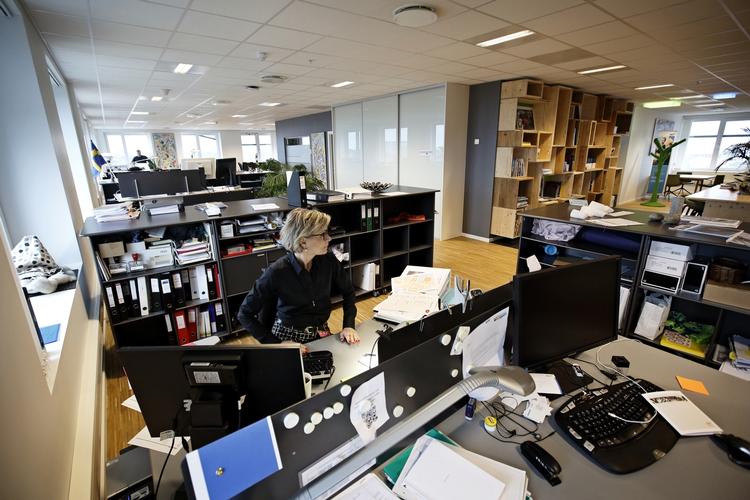 <cutline_leadin>Kontorlandskab.</cutline_leadin> Entreprenørfirmaet NCC er storleverandør af åbne kontorlandskaber, så de gjorde sig store anstrengelser, da deres eget hovedsæde blev indrettet for et år siden. Sekretær Susan Isager har blot få skridt til et stillerum, som hun også bruger jævnligt. Reolen af uhøvlede brædder virker lydabsorberenede. 