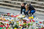 Terrorofre. To kvinder lægger blomster ved mindested på La Bourse-pladsen  i Bruxelles. 