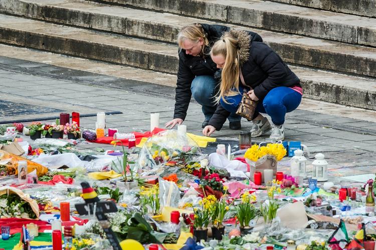 Terrorofre. To kvinder lægger blomster ved mindested på La Bourse-pladsen  i Bruxelles. 