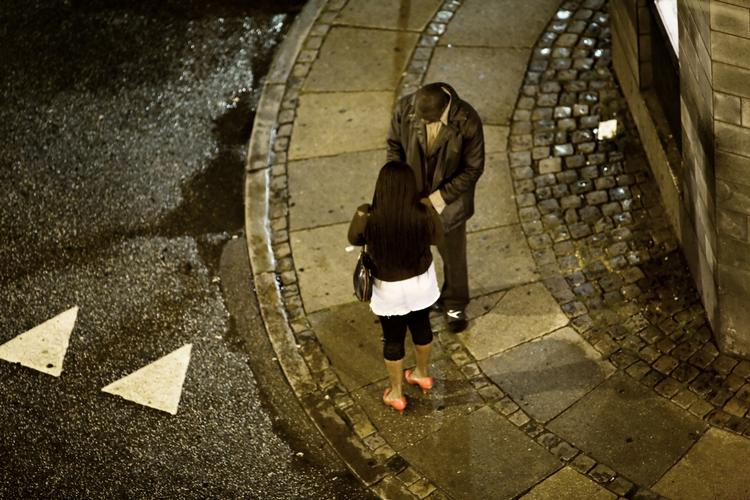 Prostitution. De seneste tal fra Socialstyrelsen viser, at der fra 2013-2014 var mindst 2908 personer, der prostituerede sig i Danmark. Tallet vuderes dog at være markant højere, fordi der er store mørketal. 