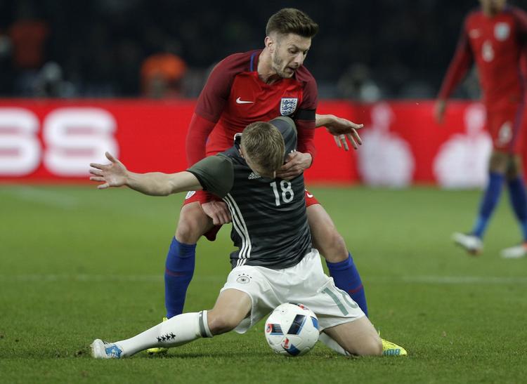 Svingende. Tyskland har ikke været overbevisende, siden de blev verdensmestre. Alligevel er de favoritterne til at vinde EM. I lørdags blev det til et nyt tysk nederlag - denne gang til ærkerivalerne fra England. 
