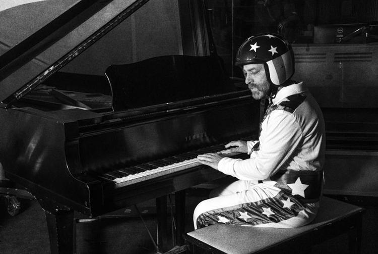 Forglemmeligt. Jon Benjamin kan ikke spille klavar. Det kan i den grad høres på hans ironiske jazzalbum. 