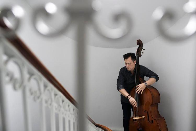 SOLIST. Chris Minh Doky (f. 1969) skriver om sit liv med bassen. Foto: Mathias Svold 