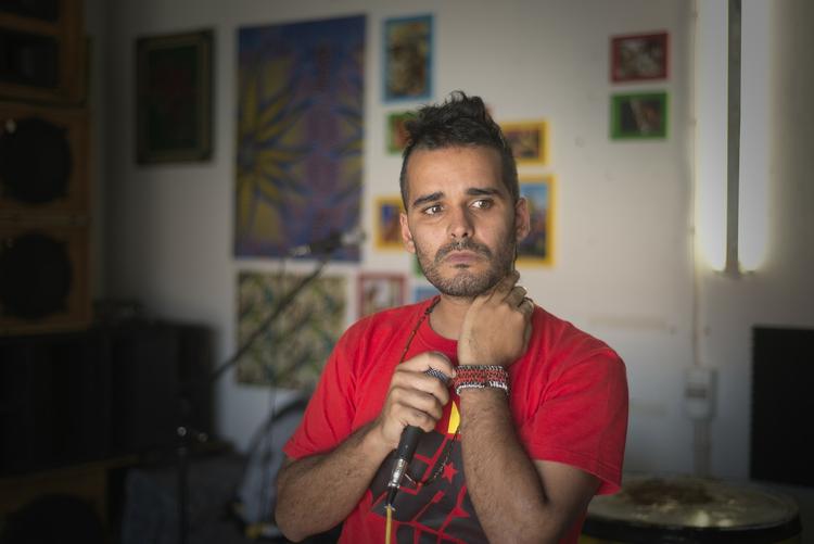 Kritisk. Rapperen er en kendt kritiker af Angolas præsident dos Santos. Og den bog, han læste, er en slags manual til ikke-voldelig modstand mod et undertrykkende regime. 