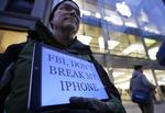 Cybersikkerhed. Demonstranter protesterede for en uge siden uden for en Apple-butik i Boston mod FBI, der ønskede Apples hjælp til at få adgang til kundernes telefondata. 