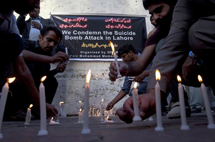 Lahore. Personer sørger efter selvmordsangreb i Lahore, Pakistan. 