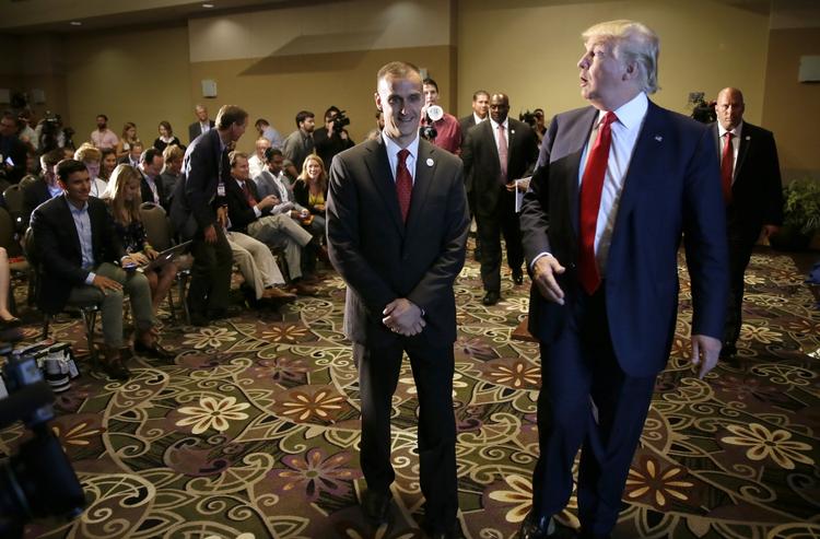 Loyal. Corey Lewandowski (t.v.) er Donald Trumps nærmeste medarbejder - men den kommende tid må præsidentkandidaten undvære sin højre hånd. 