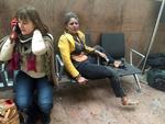 Terror. Billedet er kommet til at definere terrorangrebet i Bruxelles. To kvinder sidder på en stolerække i minutterne efter angrebet i Zaventem-lufthavnen, hvor to bomber eksploderede i afgangshallen. 
