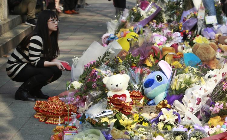 SORG. Beboerne i Taiwans største by, Taipei, sørger over det tilfældige drab på en 4-årig pige, der fik skåret halsen over, mens hun var ude og cykle med sin mor. 