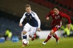 Nærkamp. Thomas Delaney (th.) jagter Skotlands Matt Ritchie. 
