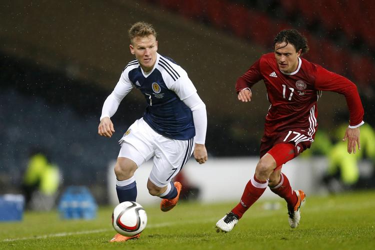 Nærkamp. Thomas Delaney (th.) jagter Skotlands Matt Ritchie. 