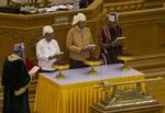 Ed. Myanmars nye præsident, Htin Kyaw, ses her i midten, hvor han tages i ed. Han forventes at samarbejde tæt med landets tidligere præsident Aung San Suu Kyi. 