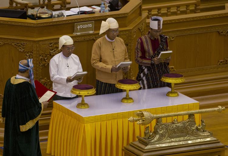 Ed. Myanmars nye præsident, Htin Kyaw, ses her i midten, hvor han tages i ed. Han forventes at samarbejde tæt med landets tidligere præsident Aung San Suu Kyi. 