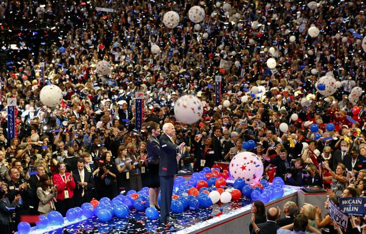 VÅBENFORBUD. Republikanere er utilfredse med, at partimødet i juli sker i et kongrescenter, der ikke tillader våben. Her ses den daværende præsidentkanditat John McCain under et tidligere konvent i 2008. 