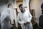 Imamer. Flere politikere på Christiansborg vil nægte indrejse til radikale imamer. Men det kan være problematisk for ytringsfrihedsbestemmelserne, mener tænketanken Justitia. Her ses imamen Abu Bilal efter en fredagsbøn i Grimhøjmoskeen i Aarhus (arkivfoto) 