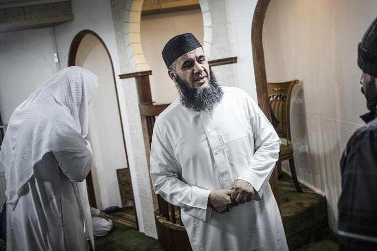 Imamer. Flere politikere på Christiansborg vil nægte indrejse til radikale imamer. Men det kan være problematisk for ytringsfrihedsbestemmelserne, mener tænketanken Justitia. Her ses imamen Abu Bilal efter en fredagsbøn i Grimhøjmoskeen i Aarhus (arkivfoto) 