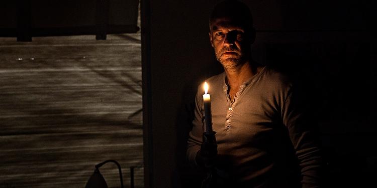 Gyser. Zombie-gyseren med Troels Lyby og Mille Dinesen i hovedrollerne har premiere i morgen, men bliver kun vist i fire biografer 