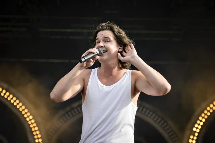 Svipser. Lukas Graham havde ikke helt styr på hashbrug og homoseksuelles rettigheder, da han  fortalte om danske samfundsforhold på CNN. 
