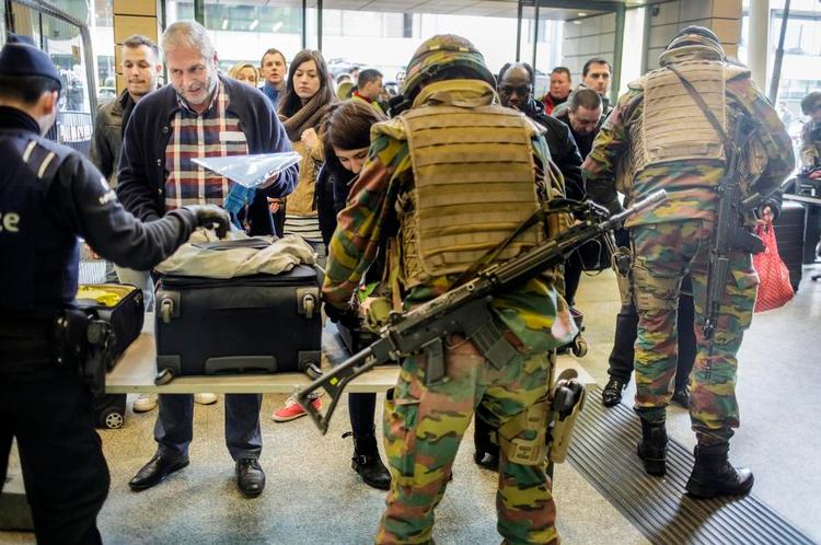 KONTROL. Terrorangrebene i Bruxelles har medført øget sikkerhedskontrol. Her på Gare du Midi-banegården. Hvornår lufthavnen kan genåbne, er helt uvist. 