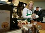 RABAT. I en periode skærer Starbucks i London 50 cent (ca. 5 kroner) af prisen, hvis kunden selv hen en kop med. 