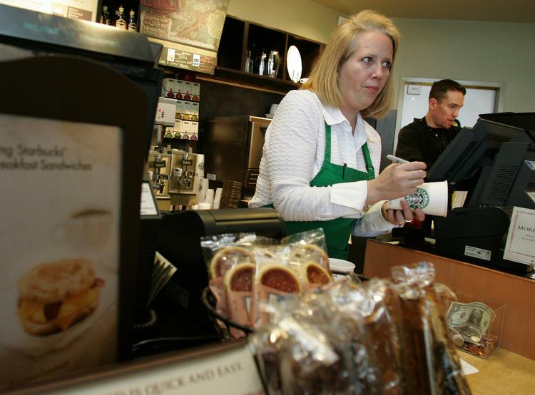 RABAT. I en periode skærer Starbucks i London 50 cent (ca. 5 kroner) af prisen, hvis kunden selv hen en kop med. 