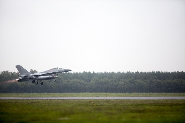 regning. Danske F-16 flys deltagelse i kampen mod Islamisk Stat bliver dyr. 