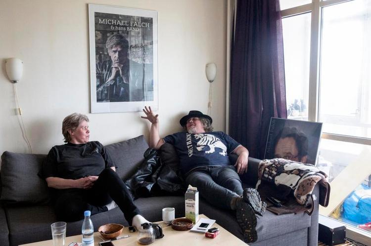 Fangirl. Charlotte Villumsen har Falch i sin pladesamling, Falch på sin væg og Falch tatoveret på sin underarm. Hun drømmer om en dag at kunne føje guldpladen for 'De vildeste fugle' til sin samling. 