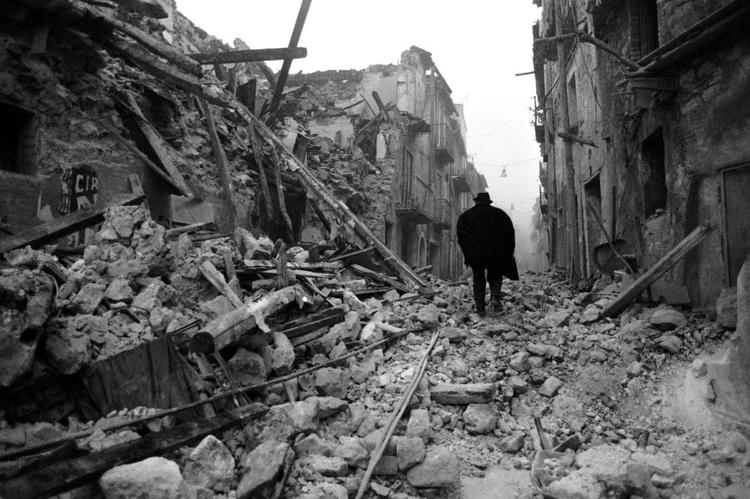 Skælvet. I 1980 blev Napoli rystet af et større jordskælv, og det får også indflydelse på hovedpersonerne i Napoli-romanernes liv. Fjerde og sidste bind følger Lenù og Lilas liv fra den tid og frem til 2010. Arkivfoto: Gianni Foggia 