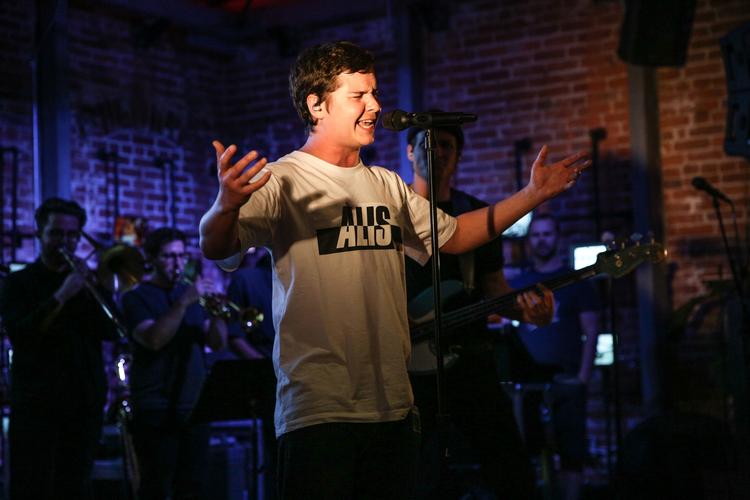 Rost. Lukas Graham turnerer i øjeblikket rundt og gør reklame for det nye album i USA. Her er det fra Microsoft Lounge i Los Angeles, hvor de spillede i onsdags. Tirsdag var de med i tv-showet 'Jimmy Kimmel Live'. 