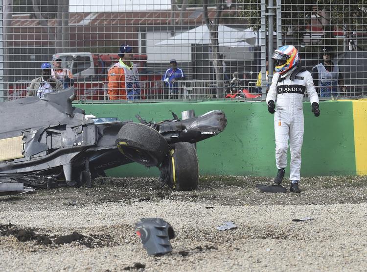 Heldig. Alonso kunne gå fra ulykken i Melbourne. Et lille mirakel. 
