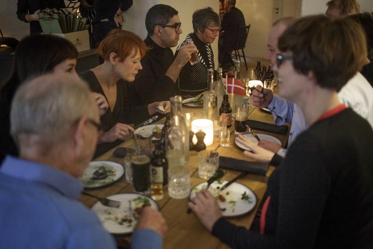FÆLLESSKAB. »Aftensmåltidet er en symbolsk form for næring, fordi den omhyggeligt tilberedte mad udtrykker omsorg for dem, maden er lavet til«. 