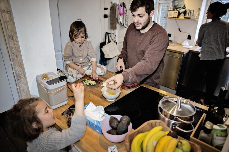 Når der ikke skal handles om eftermiddagen er der bedre tid til, at børnene Zoe og Noa kan hjælpe med madlavningen. 