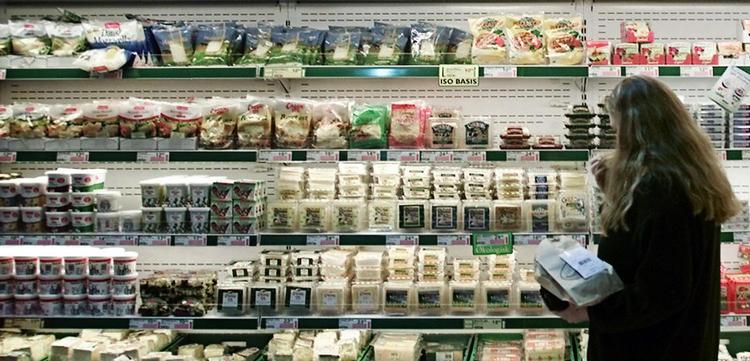 Fleksibilitet. Supermarkeder skal i fremtiden køle om natten, når vindmøllestrømmen er billig og rigelig. Så kan de skrue ned for kølingen om morgenen, når almindelige mennesker står ud af sengen og laver kaffe. Det er et eksempel på fleksibelt forbrug, som Energikommissionens nye formand, adm. direktør Niels B. Christiansen fra Danfoss, mener bliver et centralt emne for arbejdet i den nye Energikommission, der blev præsenteret i dag på Als. 